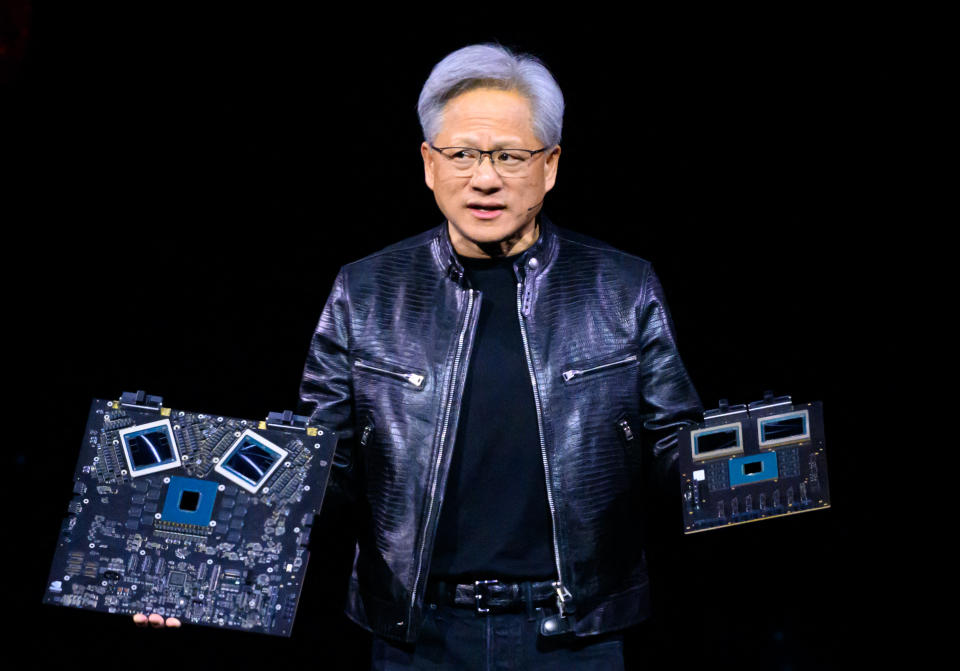 Giám đốc điều hành NVIDIA Jensen Huang trưng bày các sản phẩm trên sân khấu trong Hội nghị Trí tuệ nhân tạo Nvidia GTC hàng năm tại Trung tâm SAP ở San Jose, California, vào ngày 18 tháng 3 năm 2024. (Ảnh của JOSH EDELSON / AFP) (Ảnh của JOSH EDELSON/AFP qua Getty Images )