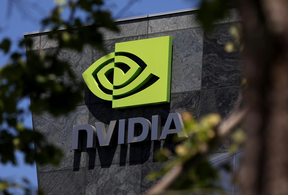 SANTA CLARA, CALIFORNIA - 21 tháng 5: Một tấm biển được dán trước trụ sở Nvidia vào ngày 21 tháng 5 năm 2024 tại Santa Clara, California.  Nhà sản xuất chip Nvidia sẽ báo cáo thu nhập quý đầu tiên vào thứ Tư, ngày 22 tháng 5.  (Ảnh của Justin Sullivan/Getty Images)