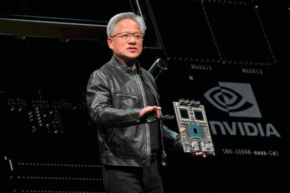 Giám đốc điều hành của Nvidia, Jensen Huang, có bài phát biểu quan trọng trước thềm Computerx 2024 tại Đài Bắc vào ngày 2 tháng 6 năm 2024. Computerx là triển lãm công nghệ hàng năm hàng đầu ở Đài Loan, nơi có ngành bán dẫn tiên tiến đóng vai trò quan trọng trong việc sản xuất mọi thứ từ iPhone đến máy chủ chạy ChatGPT.  (Ảnh của Sam Yeh / AFP) (Ảnh của SAM YEH/AFP qua Getty Images)