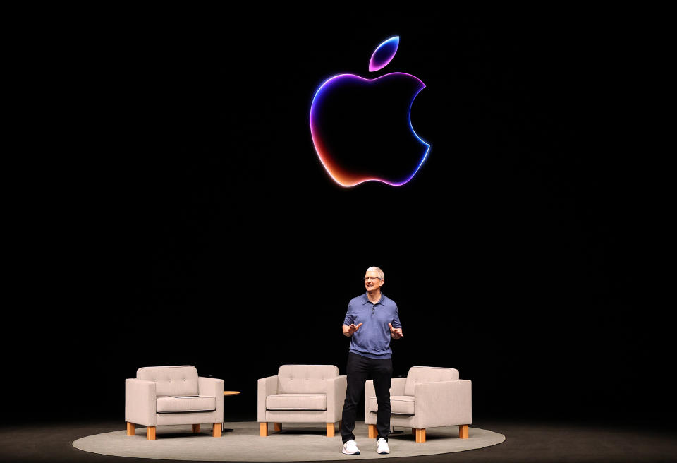 CUPERTINO, CALIFORNIA - Ngày 10 tháng 6: Giám đốc điều hành Apple Tim Cook đưa ra nhận xét khi bắt đầu Hội nghị các nhà phát triển toàn cầu của Apple (WWDC) vào ngày 10 tháng 6 năm 2024 tại Cupertino, California.  Apple sẽ công bố kế hoạch kết hợp trí tuệ nhân tạo (AI) vào phần mềm và phần cứng của Apple.  (Ảnh của Justin Sullivan/Getty Images)