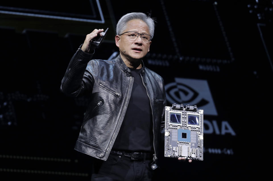 TẬP TIN - Chủ tịch kiêm Giám đốc điều hành của Nvidia Corporation Jensen Huang có bài phát biểu trong triển lãm Computerx 2024 ở Đài Bắc, Đài Loan, ngày 2 tháng 6 năm 2024. Sự phục hồi của Nvidia vào Thứ Ba, ngày 25 tháng 6 năm 2024, đang giúp giữ các chỉ số của Hoa Kỳ gần với kỷ lục của họ vào Thứ Ba .  (Ảnh AP/Chiang Ying-ying)