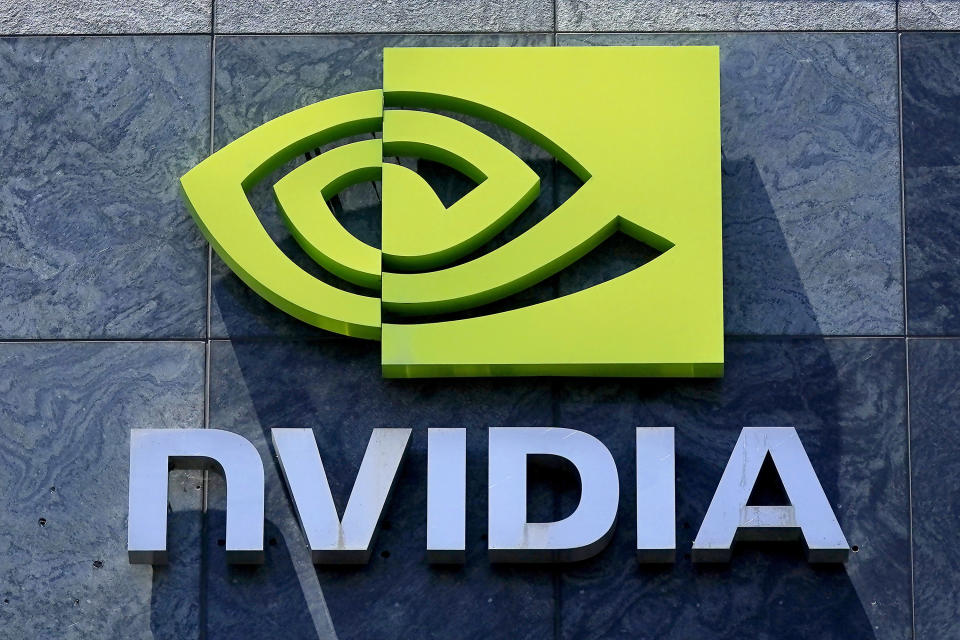 TẬP TIN - Biển hiệu tòa nhà Nvidia được hiển thị ở Santa Clara, California, ngày 31 tháng 5 năm 2023. Giá cổ phiếu thấp hơn thực sự có thể mang lại lợi ích cho các nhà đầu tư trong một số trường hợp hiếm hoi.  Khi các công ty thông báo chia tách cổ phiếu của họ, như Nvidia đã làm gần đây, họ đã đánh bại thị trường rộng rãi trong năm tới.  Mặc dù việc chia tách cổ phiếu không đảm bảo giá cổ phiếu sẽ tăng sau đó.  (Ảnh AP/Jeff Chiu, Tập tin)