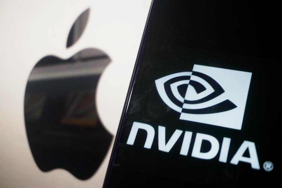 HÀNG CHÂU, TRUNG QUỐC - NGÀY 3 THÁNG 6 NĂM 2024 - Logo NVIDIA và logo Apple được chụp tại thành phố Hàng Châu, tỉnh Chiết Giang, Trung Quốc, ngày 6 tháng 6 năm 2024. Vào ngày 5 tháng 6, giờ miền Đông, giá trị thị trường chứng khoán của Nvidia đã vượt 3 nghìn tỷ USD, chính thức vượt qua Apple giá trị thị trường và trở thành gã khổng lồ công nghệ lớn thứ hai thế giới tính theo giá trị thị trường.  Điều đáng chú ý là chỉ trong hơn 3 tháng, giá trị thị trường của Nvidia đã tăng vọt từ 2 nghìn tỷ USD lên 3 nghìn tỷ USD.  (Nguồn ảnh nên đọc CFOTO/Xuất bản tương lai qua Getty Images)