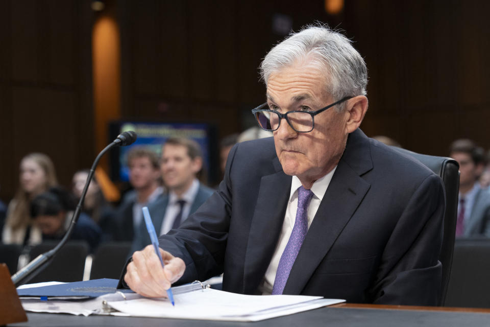 Chủ tịch Cục Dự trữ Liên bang Hoa Kỳ Jerome Powell làm chứng trước Phiên điều trần về Ngân hàng, Nhà ở và Đô thị của Thượng viện để xem xét Báo cáo Chính sách Tiền tệ Bán niên gửi Quốc hội tại Đồi Capitol ở Washington, DC, vào ngày 9 tháng 7 năm 2024. (Ảnh của Chris Kleponis / AFP) (Ảnh của CHRIS KLEPONIS/AFP qua Getty Images)