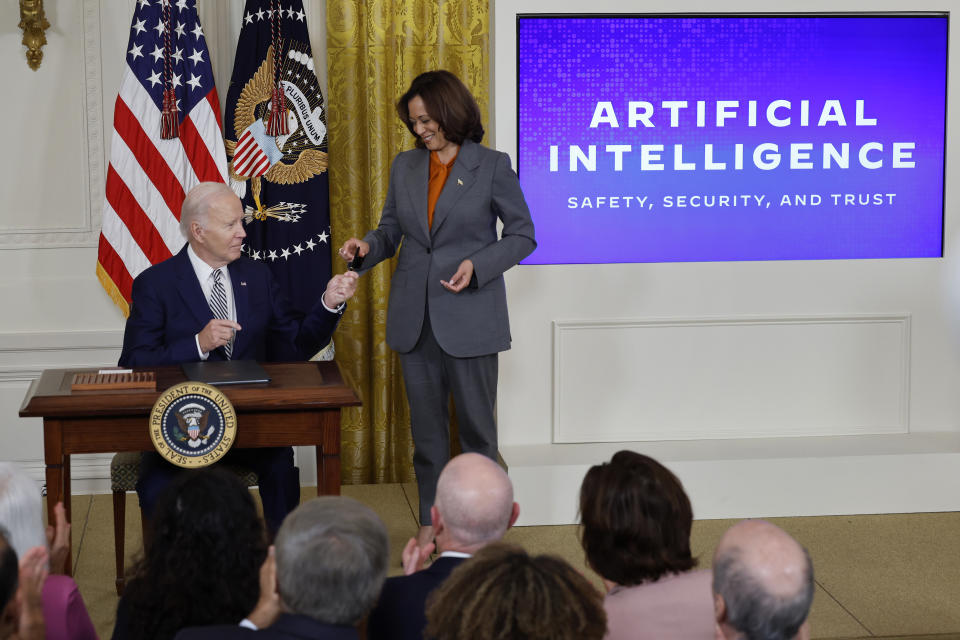 WASHINGTON, DC - NGÀY 30 THÁNG 10: Tổng thống Hoa Kỳ Joe Biden trao cho Phó Tổng thống Kamala Harris cây bút mà ông đã dùng để ký một sắc lệnh hành pháp mới liên quan đến trí tuệ nhân tạo trong một sự kiện tại Phòng phía Đông của Nhà Trắng vào ngày 30 tháng 10 năm 2023 tại Washington, DC. Tổng thống Biden đã ban hành sắc lệnh hành pháp chỉ đạo chính quyền của mình thành lập một giám đốc AI mới, theo dõi các công ty phát triển các hệ thống AI mạnh mẽ nhất, áp dụng các chính sách bảo mật chặt chẽ hơn và 