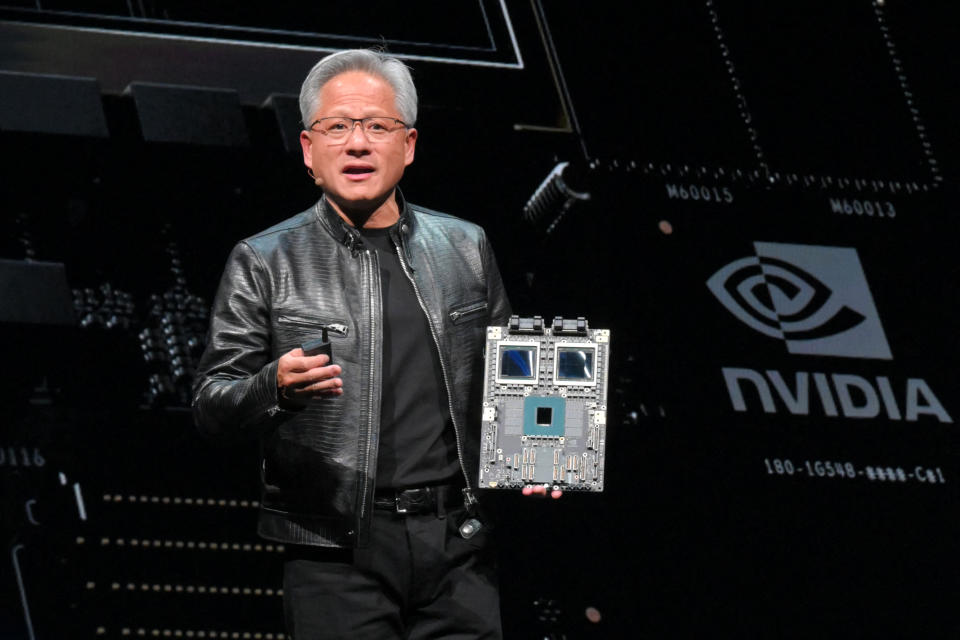 Tổng giám đốc điều hành của Nvidia, Jensen Huang, có bài phát biểu quan trọng trước thềm Computex 2024 tại Đài Bắc vào ngày 2 tháng 6 năm 2024. Computex là triển lãm công nghệ thường niên hàng đầu tại Đài Loan, nơi ngành công nghiệp bán dẫn tiên tiến đóng vai trò quan trọng trong việc sản xuất mọi thứ, từ iPhone đến máy chủ chạy ChatGPT. (Ảnh của Sam YEH / AFP) (Ảnh của SAM YEH/AFP qua Getty Images)