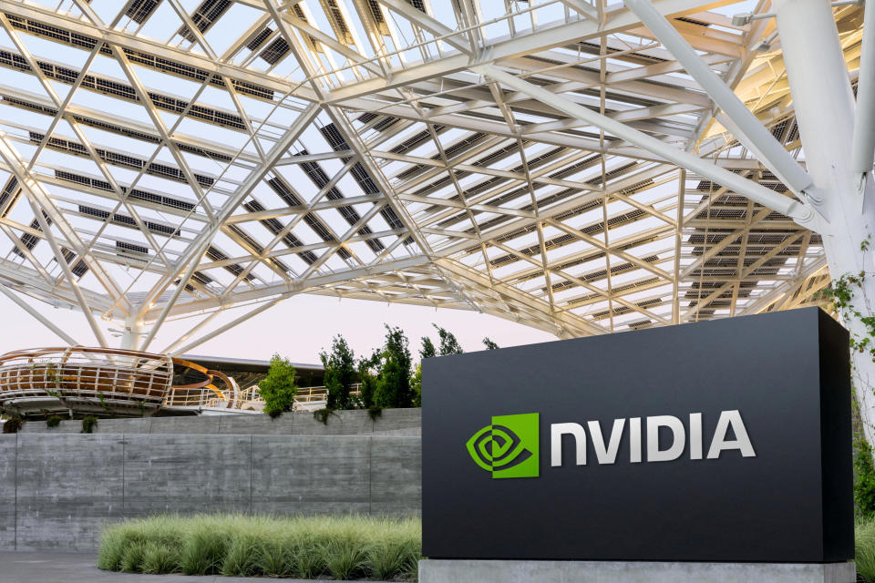 ẢNH TẬP TIN: Logo của NVIDIA được nhìn thấy tại trụ sở công ty ở Santa Clara, California, vào tháng 5 năm 2022. Được cung cấp bởi NVIDIA/Handout qua REUTERS/Ảnh tập tin