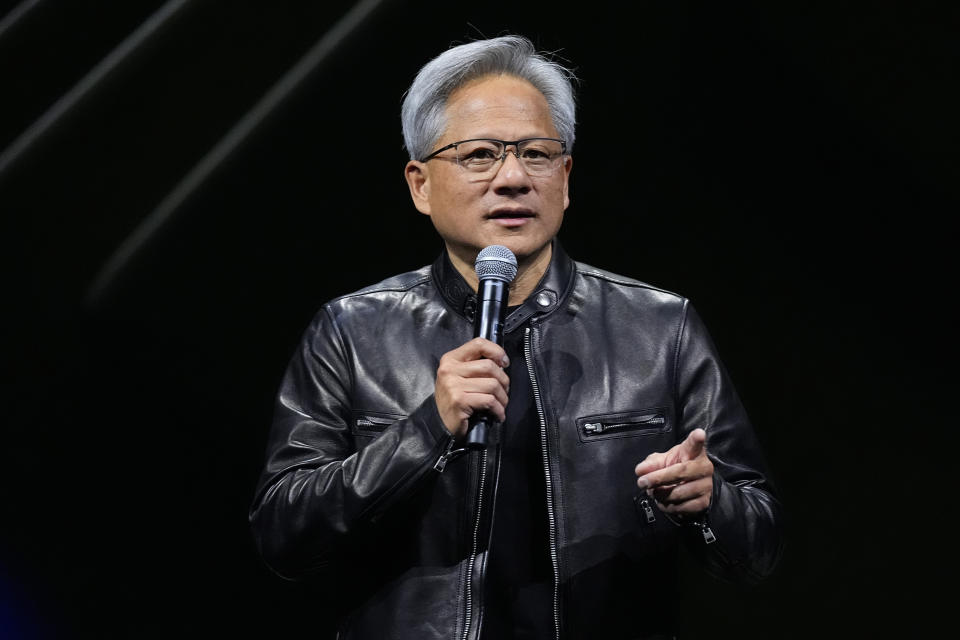 Jensen Huang, giám đốc điều hành của Nvidia, phát biểu với tư cách là diễn giả chính tại SIGGRAPH 2024, hội nghị hàng đầu về đồ họa máy tính và các kỹ thuật tương tác, tại Trung tâm Hội nghị Colorado vào thứ Hai, ngày 29 tháng 7 năm 2024, tại Denver. (Ảnh AP/David Zalubowski)