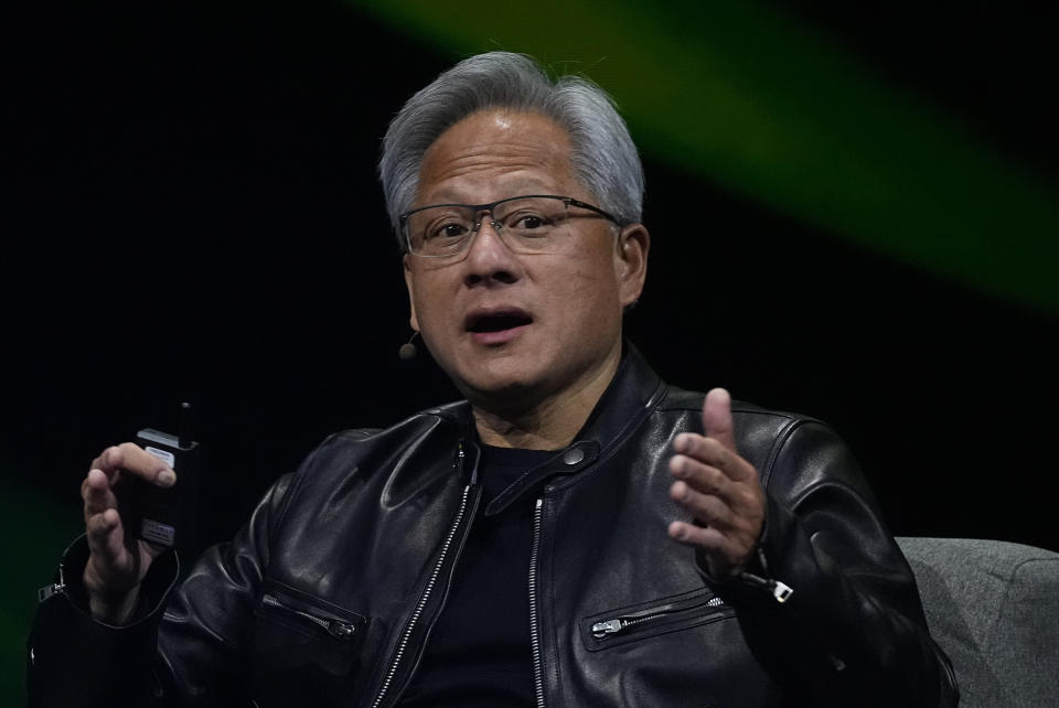 Jensen Huang, giám đốc điều hành của Nvidia, phát biểu với tư cách là diễn giả chính tại SIGGRAPH 2024, hội nghị hàng đầu về đồ họa máy tính và các kỹ thuật tương tác, tại Trung tâm Hội nghị Colorado vào thứ Hai, ngày 29 tháng 7 năm 2024, tại Denver. (Ảnh AP/David Zalubowski)