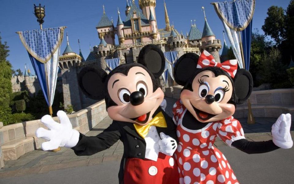 Chuột Mickey và Minnie chào đón du khách đến Disneyland.