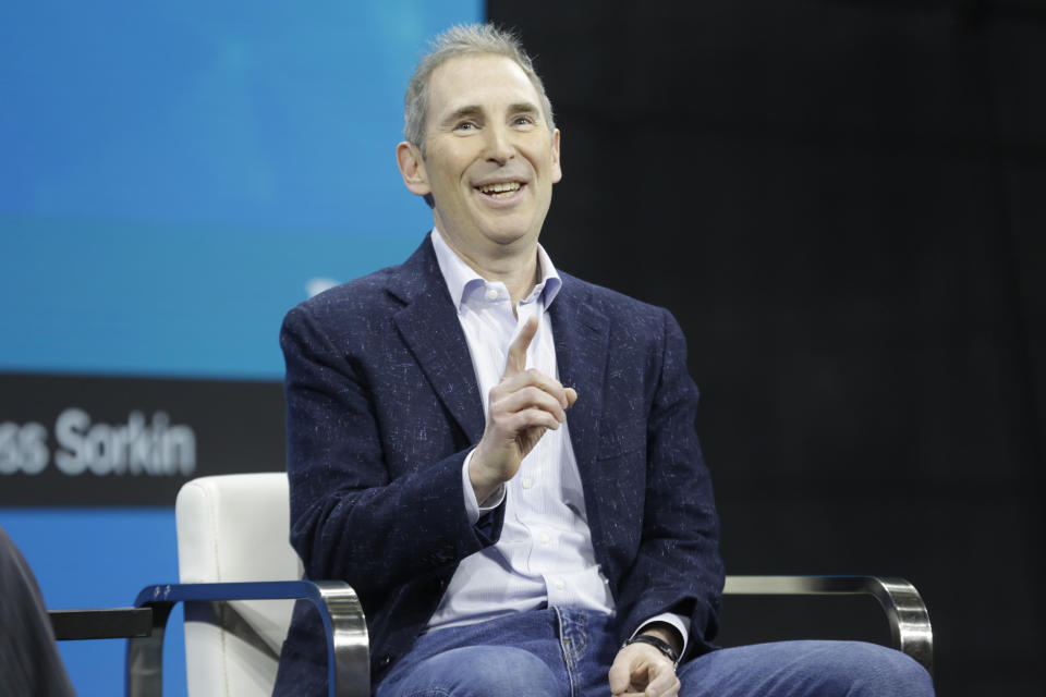 NEW YORK, NEW YORK - NGÀY 30 THÁNG 11: Andy Jassy trên sân khấu tại New York Times DealBook 2022 vào ngày 30 tháng 11 năm 2022 tại Thành phố New York. (Ảnh của Thos Robinson/Getty Images cho The New York Times)