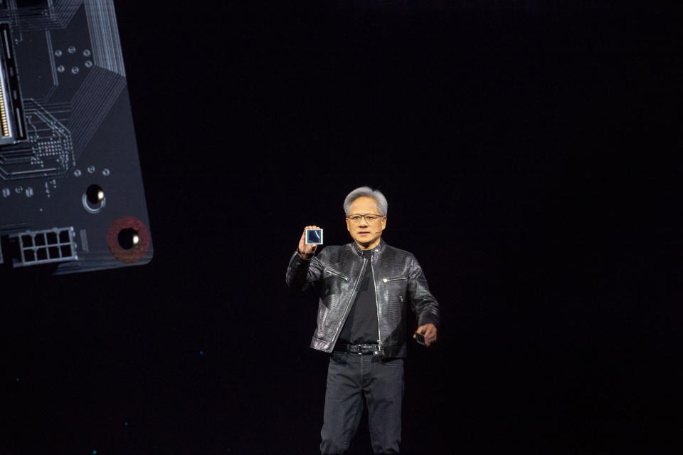 Ngày 18 tháng 3 năm 2024, Hoa Kỳ, San Jose: Jensen Huang, người đứng đầu công ty chip Nvidia, giới thiệu chip AI mới Blackwell tại hội nghị dành cho nhà phát triển GTC của công ty. Công ty chip Nvidia muốn mở rộng vai trò dẫn đầu của mình trong công nghệ ứng dụng trí tuệ nhân tạo với thế hệ nền tảng máy tính mới. Ảnh: Andrej Sokolow/dpa (Ảnh của Andrej Sokolow/picture alliance qua Getty Images)