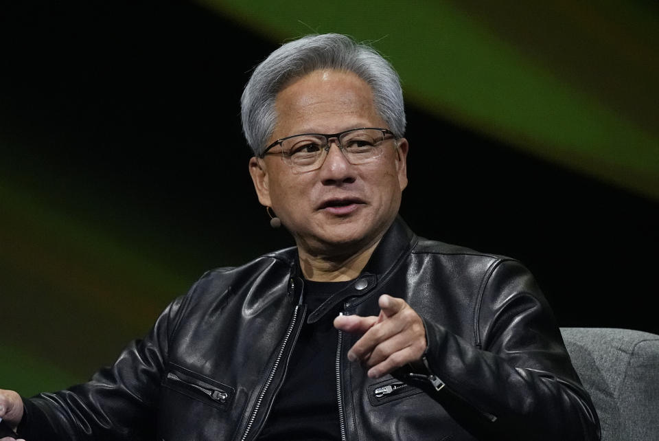 Jensen Huang, giám đốc điều hành của Nvidia, phát biểu với tư cách là diễn giả chính tại SIGGRAPH 2024. (Ảnh AP / David Zalubowski)