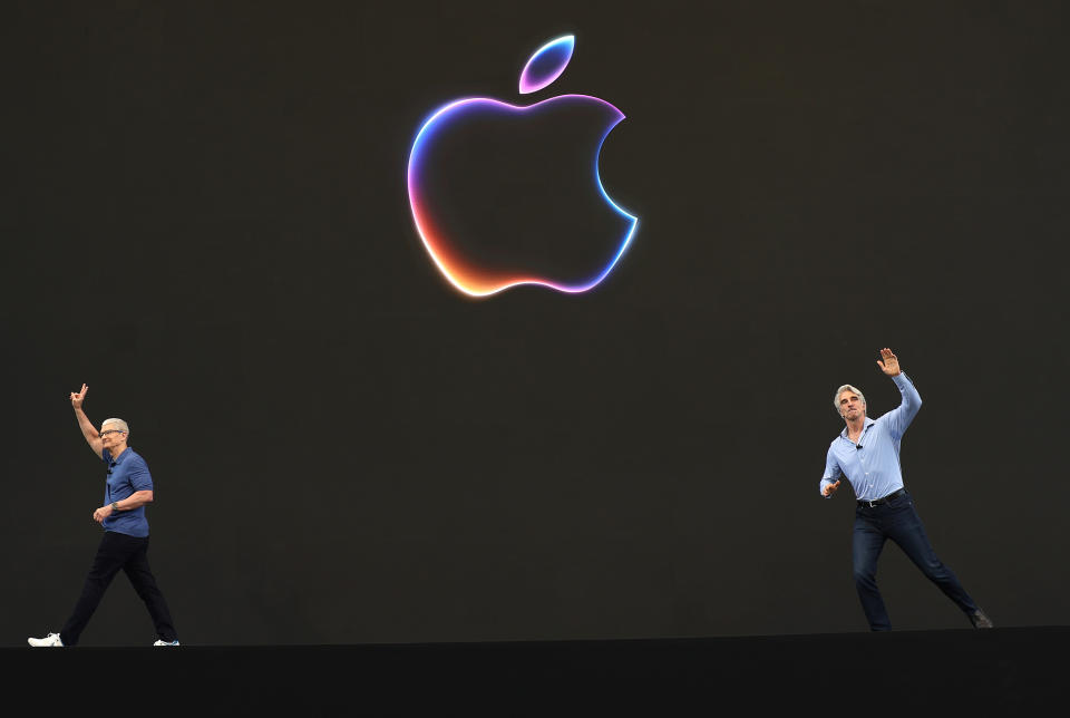 CUPERTINO, CALIFORNIA - NGÀY 10 THÁNG 6: Tổng giám đốc điều hành Apple Tim Cook (trái) và phó chủ tịch cấp cao phụ trách kỹ thuật phần mềm của Apple Craig Federighi chào đón những người tham dự tại buổi khai mạc Hội nghị các nhà phát triển toàn cầu của Apple (WWDC) vào ngày 10 tháng 6 năm 2024 tại Cupertino, California. Apple sẽ công bố kế hoạch đưa trí tuệ nhân tạo (AI) vào phần mềm và phần cứng của Apple. (Ảnh của Justin Sullivan/Getty Images)