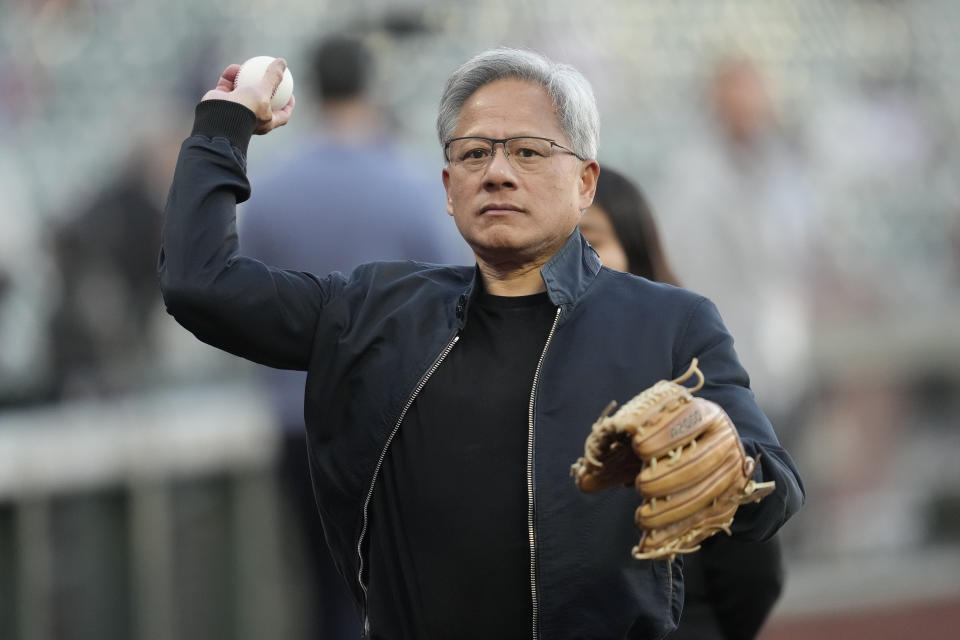 CEO của Nvidia Jensen Huang trước trận đấu bóng chày giữa San Francisco Giants và Arizona Diamondbacks tại San Francisco, thứ Ba, ngày 3 tháng 9 năm 2024. (Ảnh AP/Jeff Chiu)