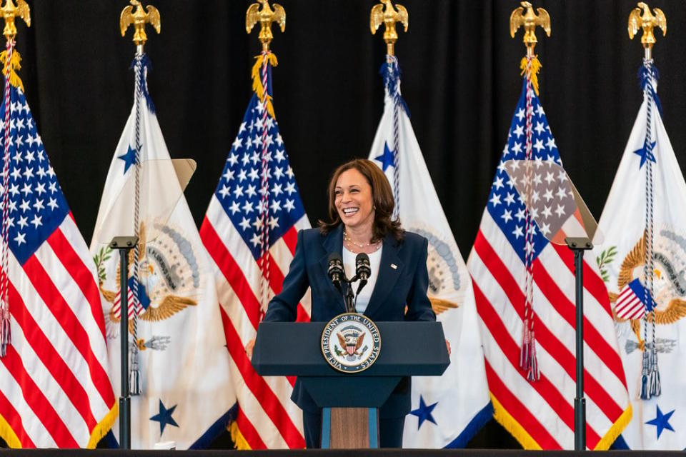 Phó Tổng thống Kamala Harris đứng trên bục trước cờ.