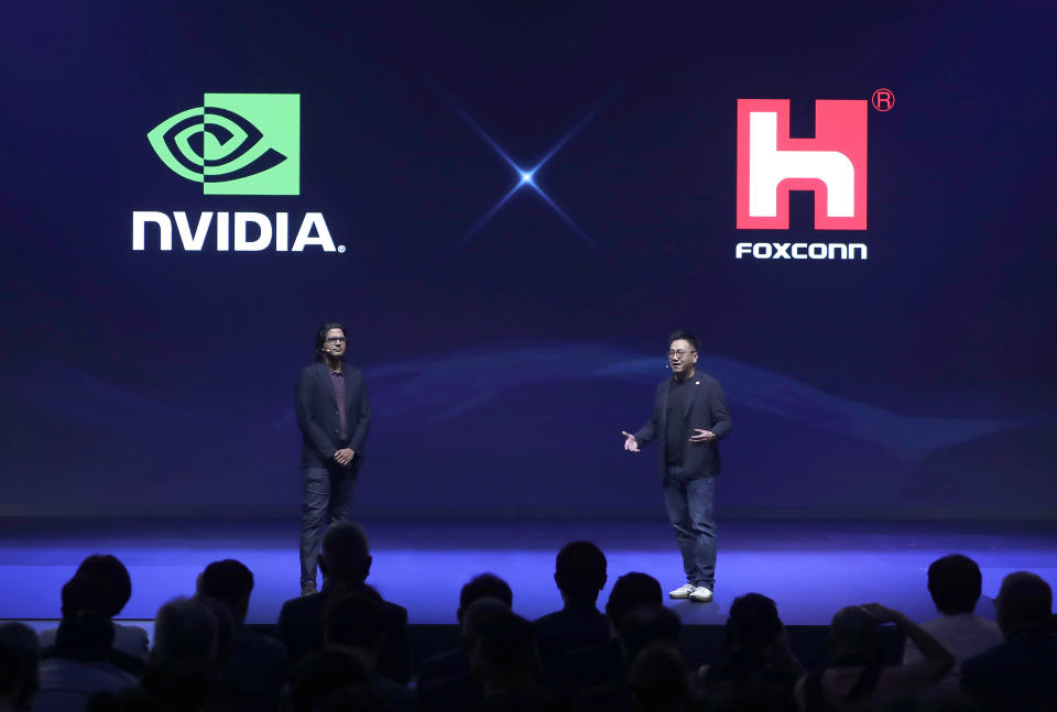 Deepu Talla, phó chủ tịch Robotics và Edge Computing của NVIDIA và Zhe Shi, giám đốc kỹ thuật số của Foxconn, có bài phát biểu trong Ngày công nghệ Hon Hai ở Đài Bắc vào ngày 8 tháng 10 năm 2024. (Ảnh AP / Chiang Ying-ying)