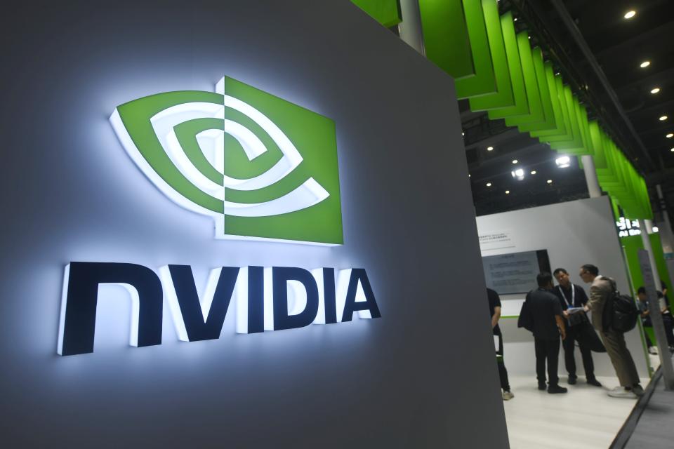 Mọi người ghé thăm gian hàng của Nvidia trong Hội nghị Apsara 2024 của Alibaba Cloud tại Trung Quốc vào tháng 9 năm 2024. (Nguồn ảnh nên đọc LONG WEI / Feature China / Future Publishing qua Getty Images)